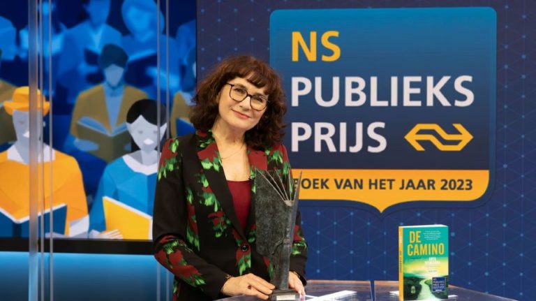 De Camino van Anya Niewierra wint NS Publieksprijs 2023 - VBK (Veen